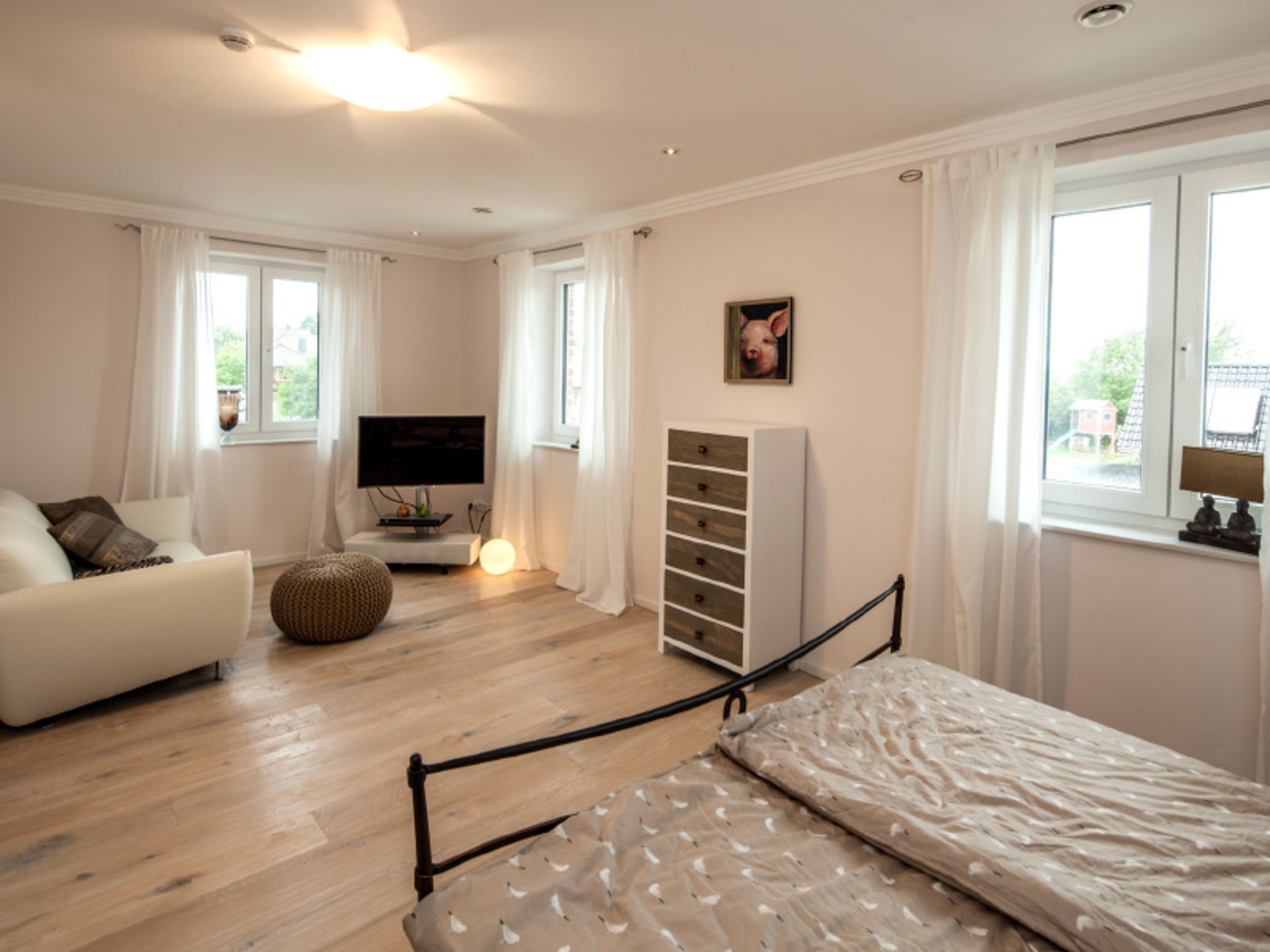 In Haus Pohl wird das Schlafzimmer zu einem stilvollen und gemütlichen Wohnraum. (Foto: © BAUMEISTER-HAUS)